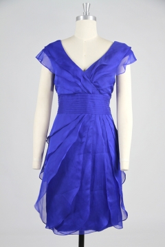 Robe cocktail courte plissée à encolure V en mousseline