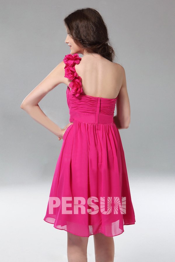 Robe cocktail courte asymétrique fleurs ornées à une épaule