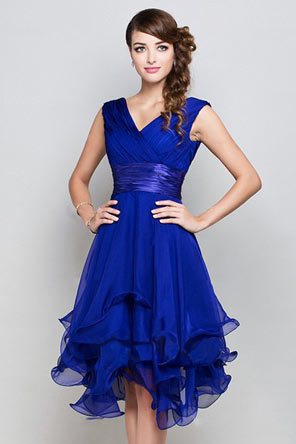 Robe cocktail bleue ceinturée à encolure V courte aux genoux