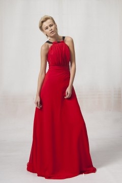Robe rouge longue plissée col halter en mousseline