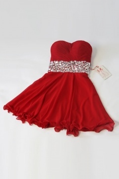 Robe cocktail bustier courte ceinturée en strass