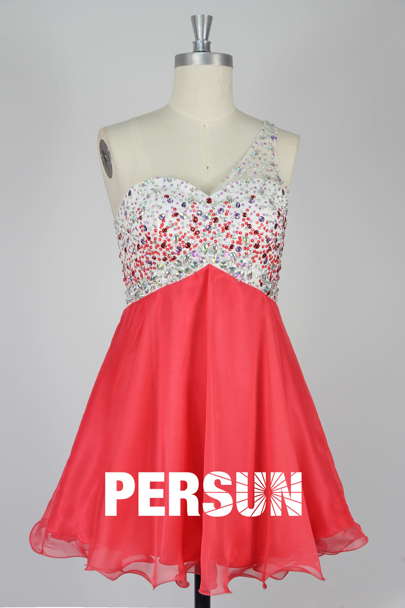 Robe cocktail courte empire et asymétrique ornée de strass