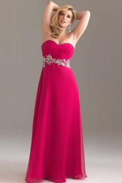 Robe fuchsia plissée de grande taille ceinturée de bijoux