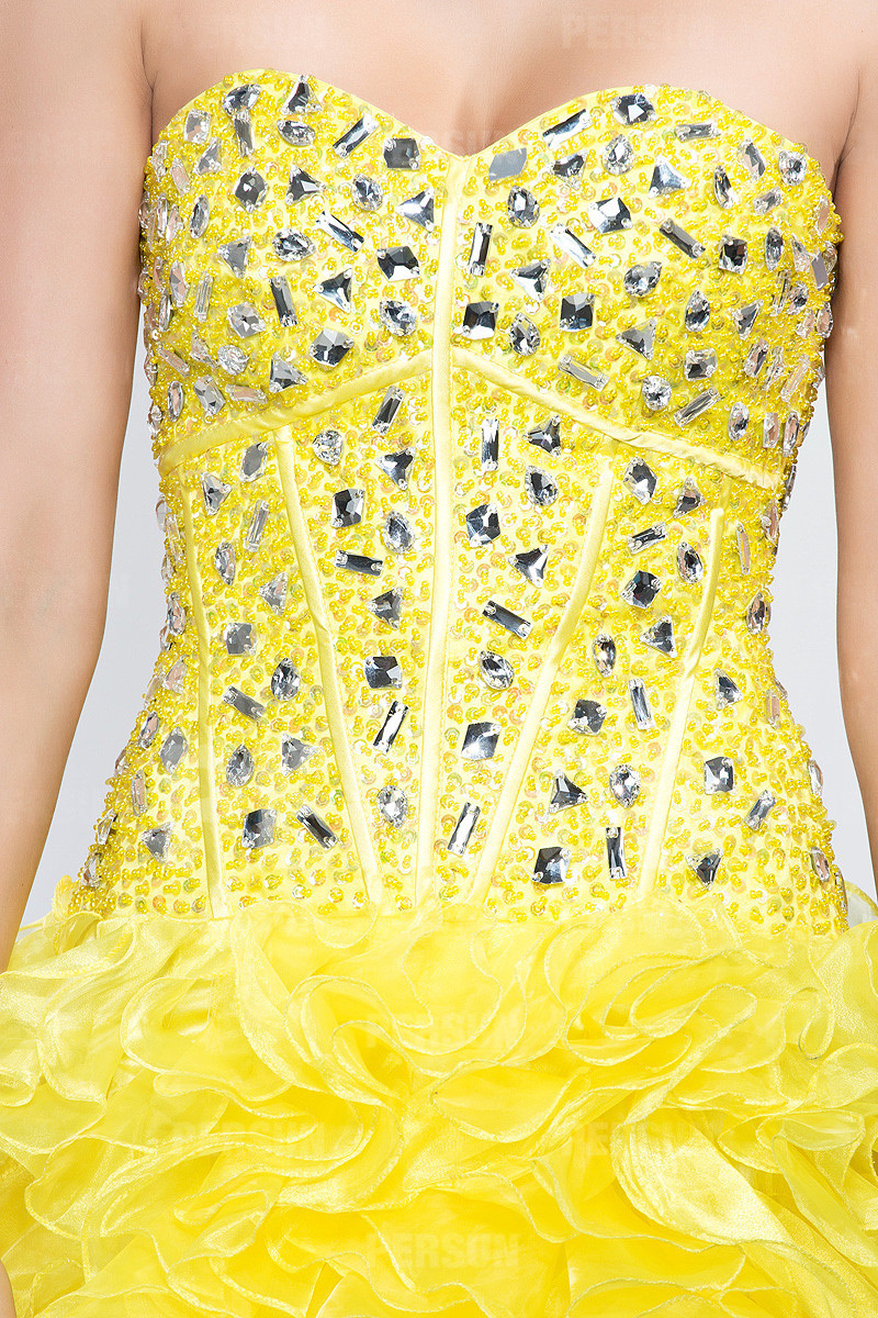 Robe bal bustier ornée de bijoux courte devant longue derrière
