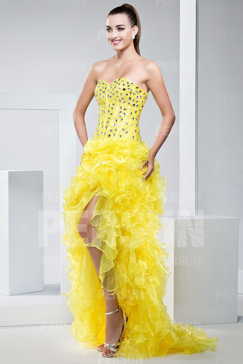 Robe bal bustier ornée de bijoux courte devant longue derrière