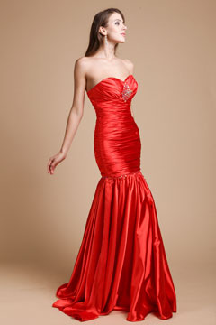Robe longue rouge fourreau plissée bustier cœur