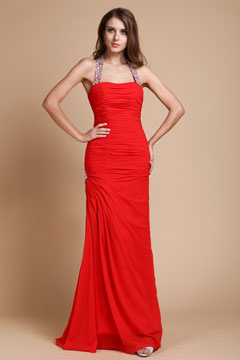 Robe rouge fourreau drapée col halter ornée de strass