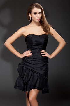 Petite robe cocktail noire bustier drapée fourreau à jupe asymétrique