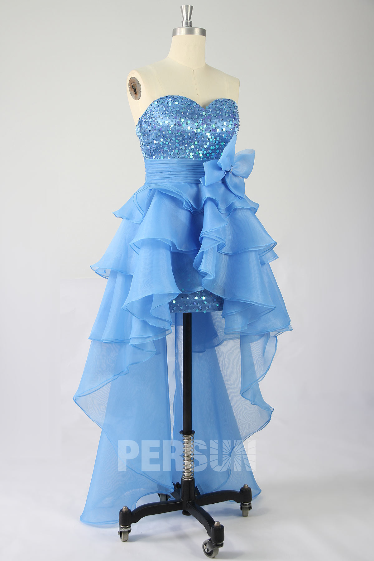 robe de bal bleu courte devant longue derrière bustier coeur ornée de sequins jupe froufrou