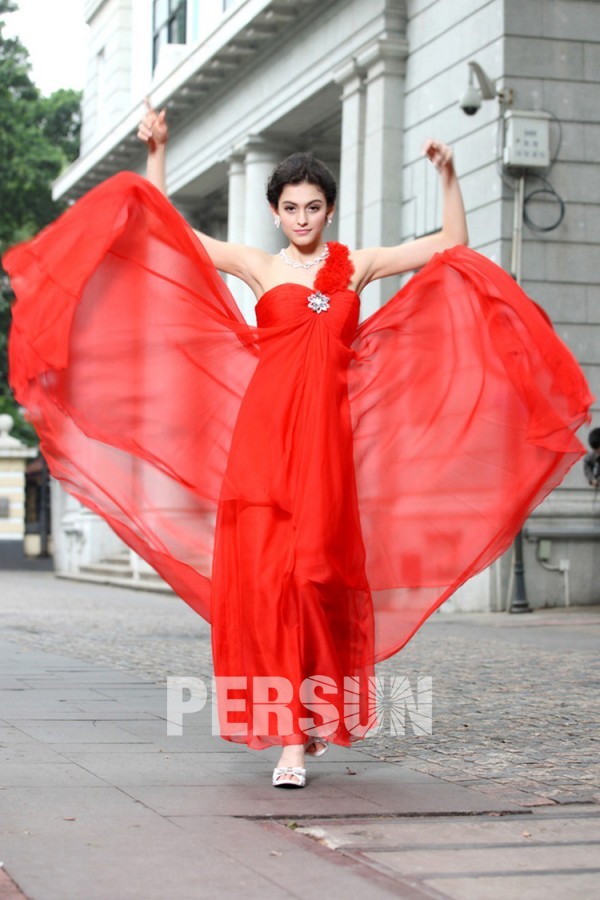 Robe bal empire asymétrique plissée ornée de strass