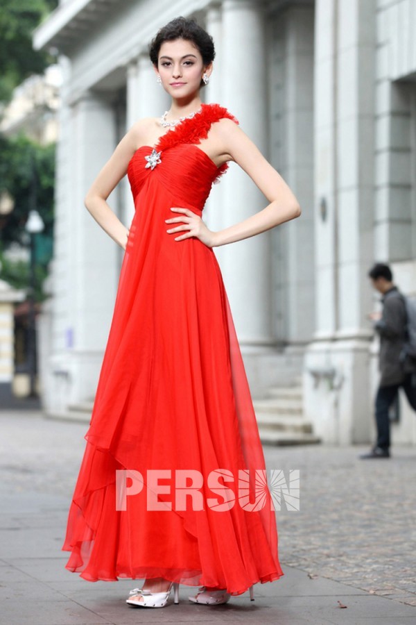 Robe bal empire asymétrique plissée ornée de strass