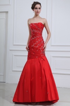 Robe soirée rouge ornée de bijoux sans bretelle style sirène