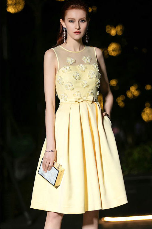 robe pour mariage invité d'été jaune courte embelli de fleurs