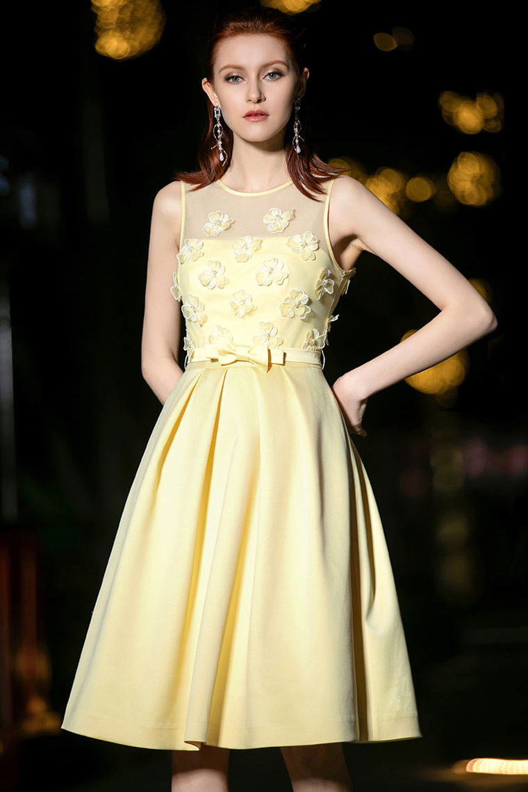 robe de cocktail courte jaune col illusion embelli de fleurs 3D