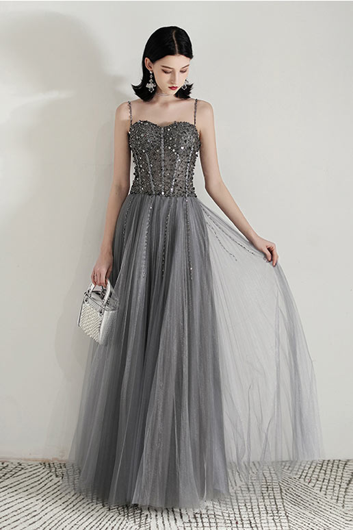robe de soirée longue grise haut ornée de bijoux avec bretelle fine