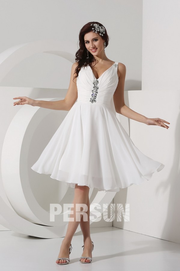 Petite robe blanche mousseline avec voilage dans le dos