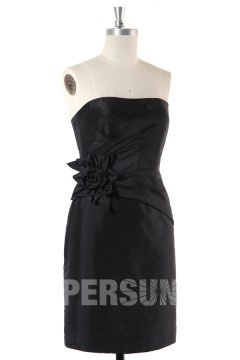 Robe fourreau ornée de fleur courte aux genoux sans bretelle
