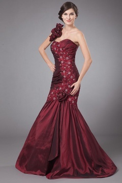 Robe longue asymétrique fourreau bordée de fleur taille plongeante