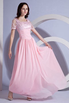 Robe rose bordée longue taille plissée avec manches en dentelle