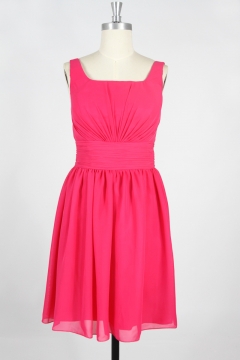 Robe cocktail fuchsia courte empire à encolure carrée
