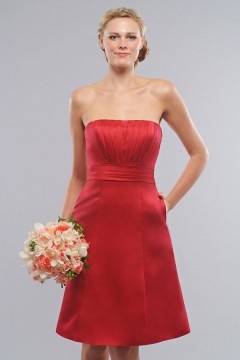 Robe demoiselle d'honneur courte en satin rouge sans bretelle