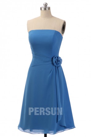 Robe cocktail mariage bleu courte bustier droit orné de fleur