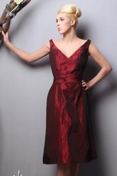 Robe simple mi longue bordeaux décolleté en V en taffetas