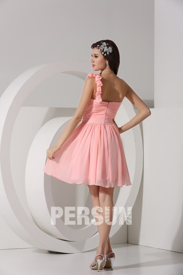 Robe courte corail bustier asymétrique en mousseline avec fleur ruchée