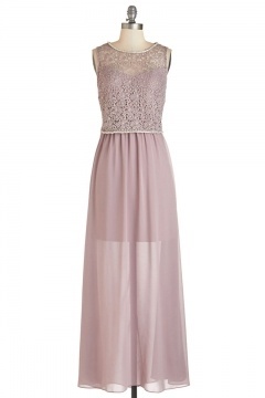 Robe party chic en rose nude haut en dentelle ajourée