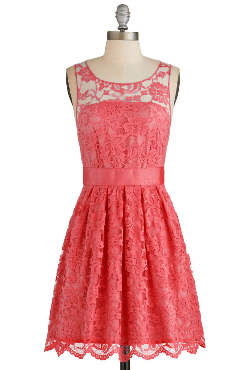 Petite robe rouge en dentelle encolure illusion