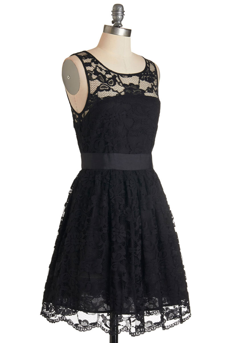 Petite robe rouge en dentelle encolure illusion