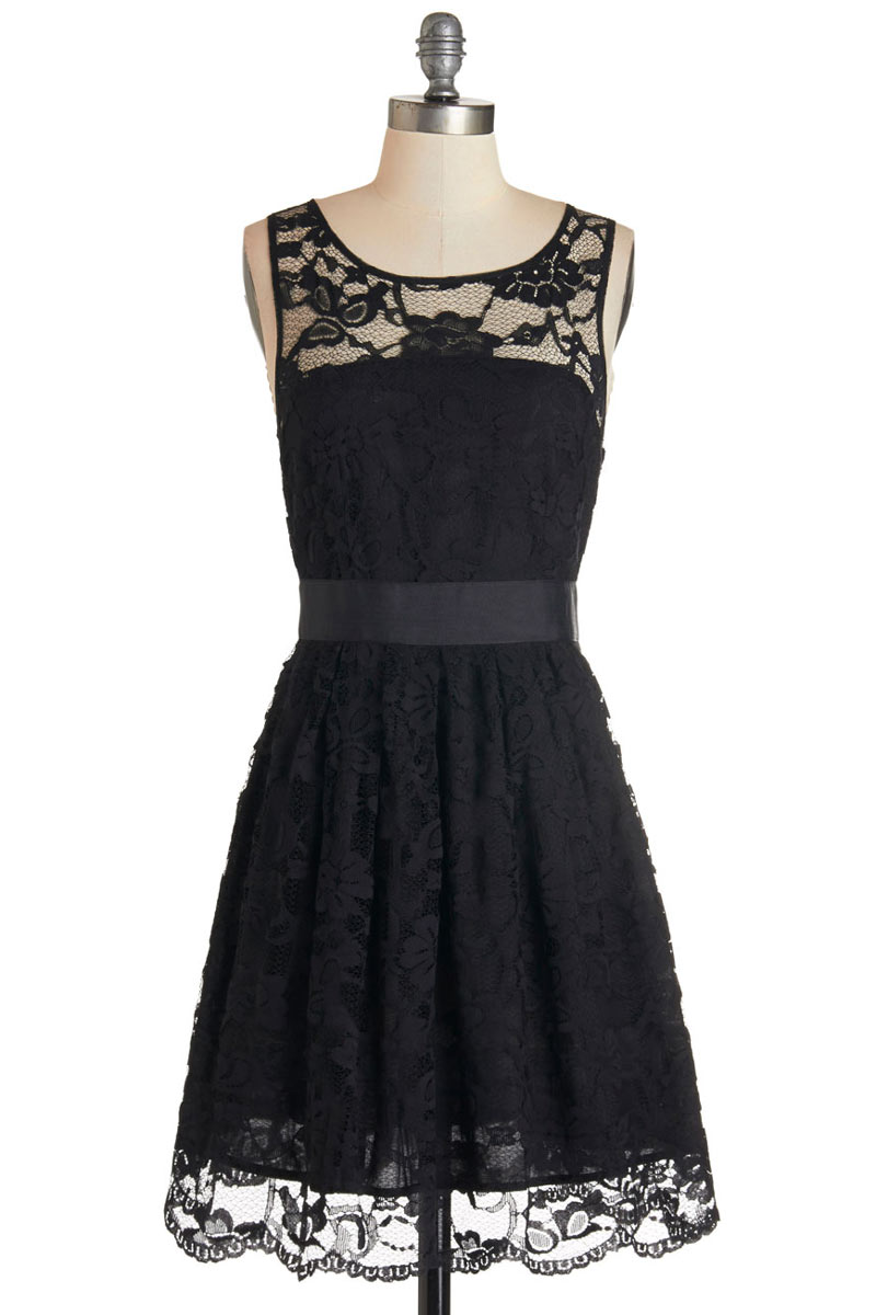 Petite robe rouge en dentelle encolure illusion