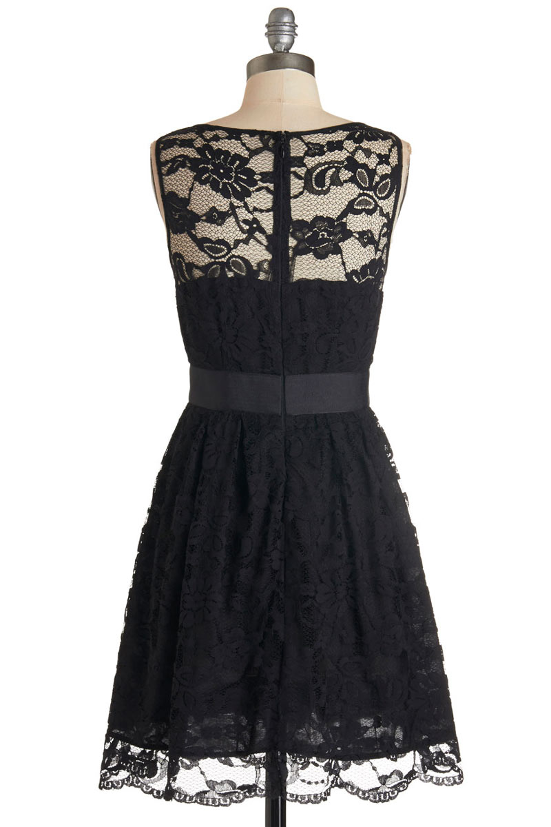 Petite robe rouge en dentelle encolure illusion
