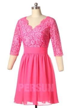 Robe cocktail rose fuchsia courte encolure V dentelle à manche