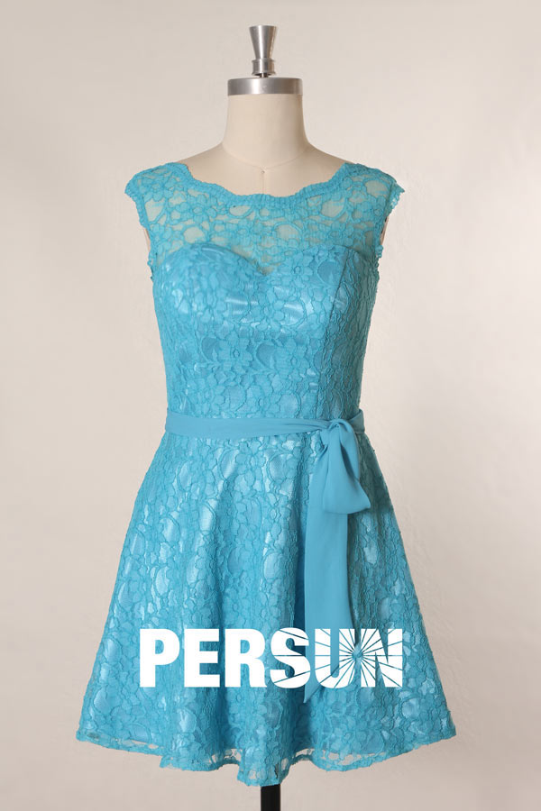 Petite robe rose en dentelle pour cocktail de mariage dos décolleté