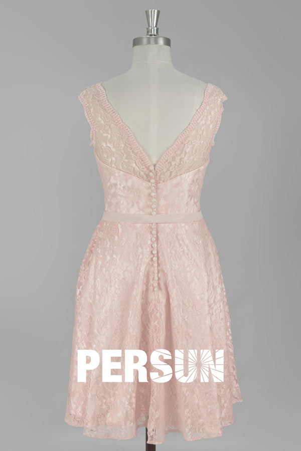 Petite robe rose en dentelle pour cocktail de mariage dos décolleté