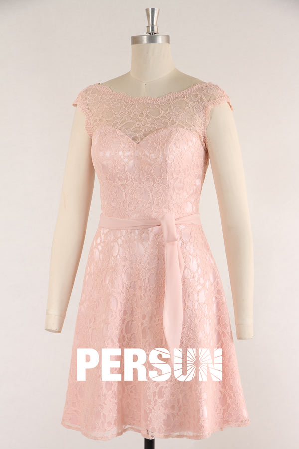 Petite robe rose en dentelle pour cocktail de mariage dos décolleté