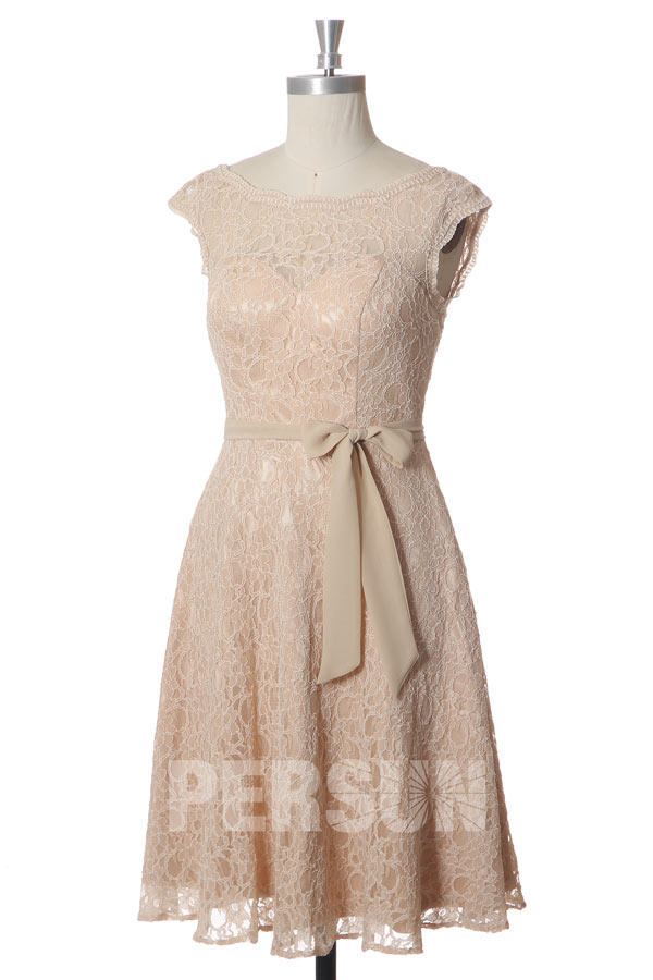 Petite robe rose en dentelle pour cocktail de mariage dos décolleté