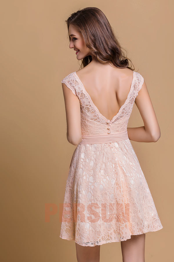 Petite robe rose en dentelle pour cocktail de mariage dos décolleté