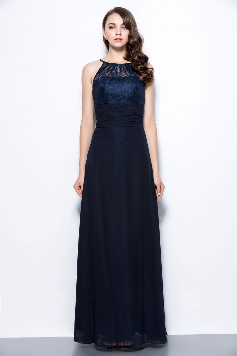 Robe pour un mariage longue encolure halter haut en dentelle