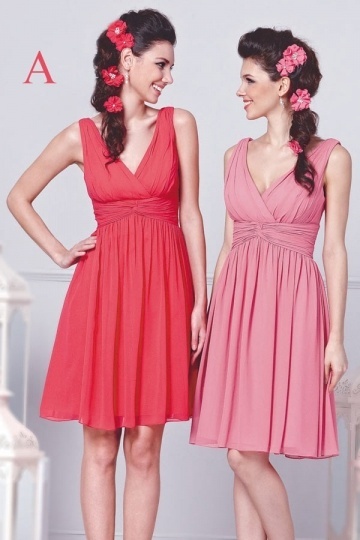 Robe courte pour aller à un mariage plissée col V