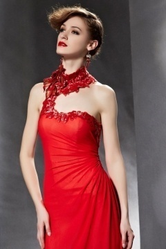 Robe soirée rouge longue à col montant ornée des fleurs