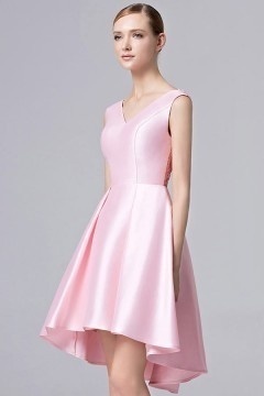 Robe rose à col V courte devant longue derrière en satin avec étole