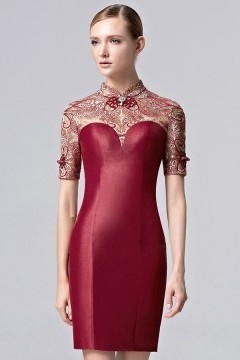 Robe fourreau courte bordeaux à col montant en dentelle
