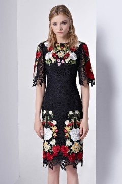 Robe cocktail ornée de fleurs en dentelle à manche fendue derière