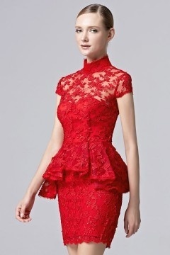 Robe rouge péplum en dentelle moulante à mancherons