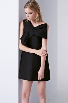 Petite robe noire encolure asymétrique à grand nœud papillon