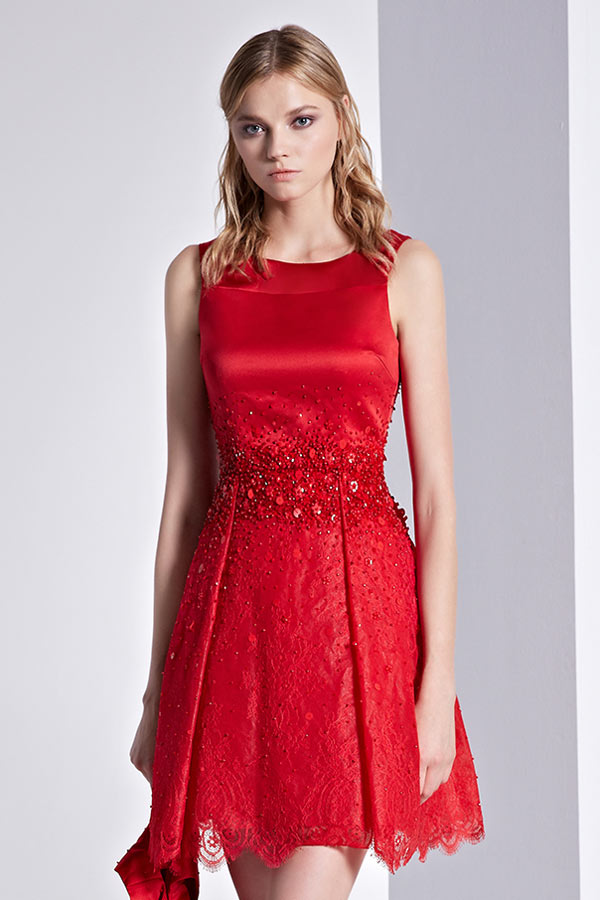 petite robe rouge embelli bijoux exquis et jupe en dentelle vague