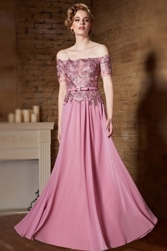 Robe de cérémonie rose aux épaules dégagées appliquées de dentelle ajourée
