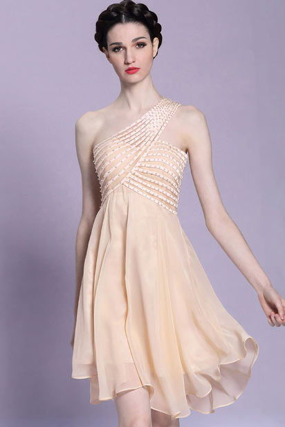 robe de soirée courte asymétrique orné de bijoux
